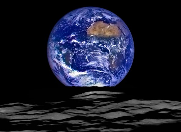 Восход Земли над лунной поверхностью
