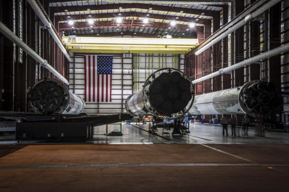 SpaceX показала свой ангар