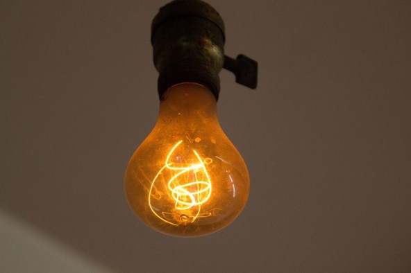 Производители страдают из-за длительного срока службы LED лампочек.